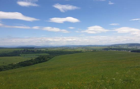 Stavebný pozemok na polosamote s výhľadom do krajiny s elektrikou pri pozemku
