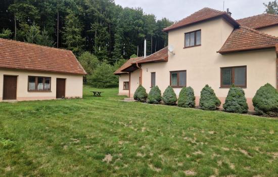 Rodinný dom s veľkým pozemkom pod lesom s extra pozemkom na ďalšiu stavbu