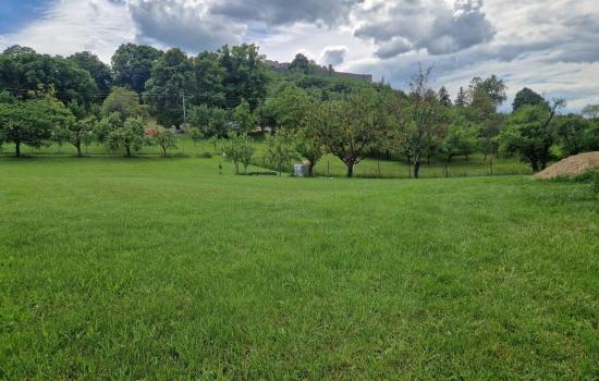 Stavebný pozemok pod hradom Branč s krásnym výhľadom do krajiny, el. prípojkou a studňami