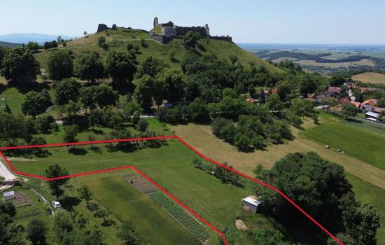 Stavebný pozemok pod hradom s krásnym výhľadom el. prípojkou a studňami
