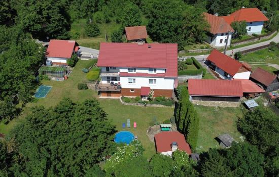 Veľký rodinný dom na polosamote s výhľadom ktorý neomrzí s jednoizbovým domom, veľkým pozemkom a dvomi garážami