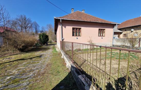 Rodinný dom s pekným pozemkom pre relax neďaleko mesta 