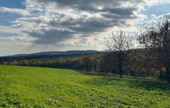  Investičný stavebný pozemok s panoramatickým výhľadom myjavské kopanice